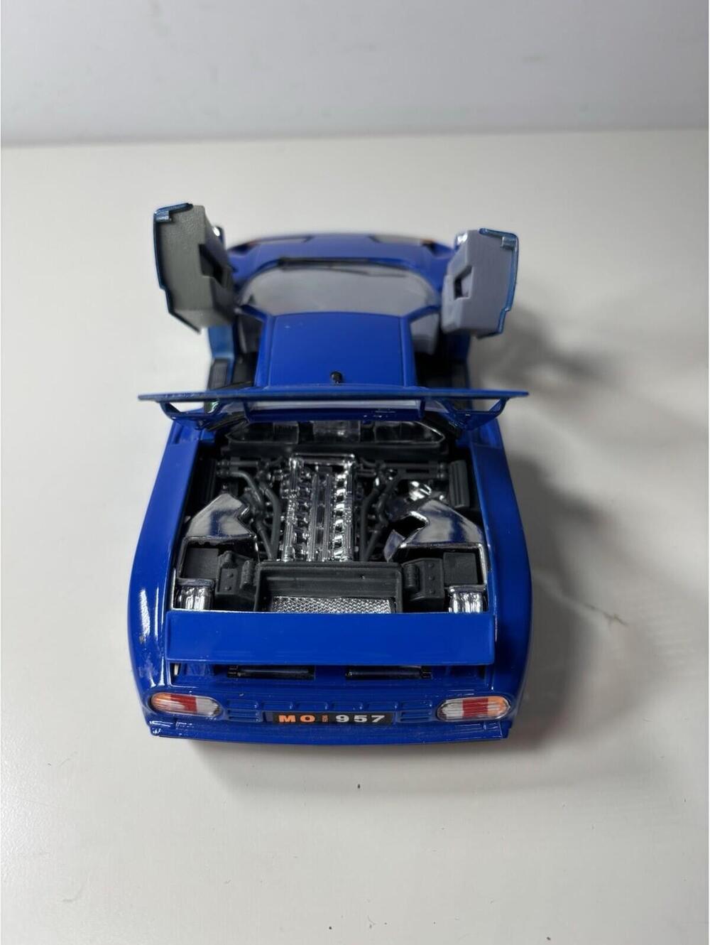 Burago 1991 Bugatti EB110 Blue 1/18 Scale Diecast Model Car - Picture 7 of 7